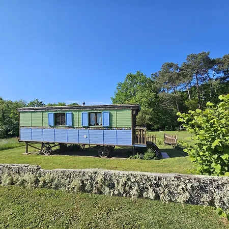 Holiday home Roulotte Fleur Des Champs Sigalens